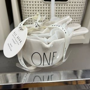Rae Dunn set of 4 measuring cups